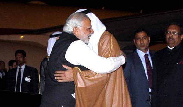 मोदी ने प्रोटोकॉल तोडकर किया अबू धाबी युवराज का स्वागत मोदी ने प्रोटोकॉल तोडकर किया अबू धाबी युवराज का स्वागत