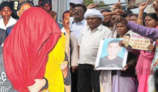 ग्रामीणों ने घेरा सफायर स्कूल, 3 घंटे तक रांची-खूंटी मार्ग जाम