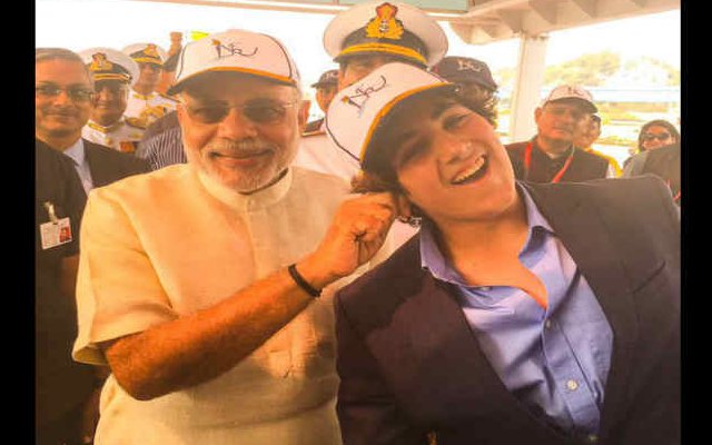 मोदी ने खींचे अक्षय ने बेटे आरव के कान, कहा अच्छा बच्चा मोदी ने खींचे अक्षय ने बेटे आरव के कान, कहा अच्छा बच्चा