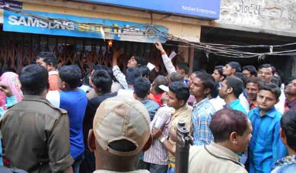 फ्रीडम 251 के मोबाईल के लिए उमडी भीड़, दुकानदार भाग छूटा फ्रीडम 251 के मोबाईल के लिए उमडी भीड़, दुकानदार भाग छूटा