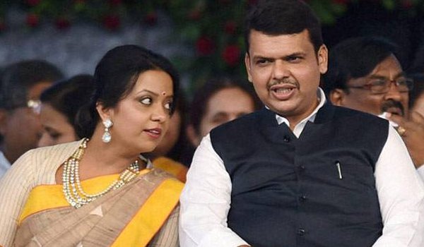 तांत्रिक ने महाराष्ट्र के मुख्यमंत्री की पत्नी को हार दिया, विवाद