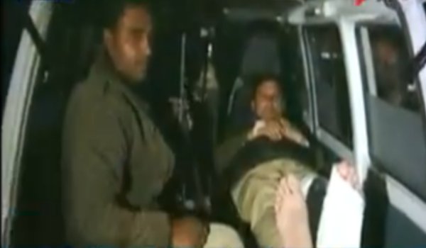 SP party's woman leader Sangeeta Rahul beats the police inspector inside police station meerut