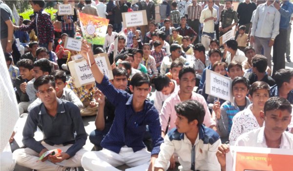 jnu row : राष्ट्र विरोधियों के खिलाफ कलक्टर को सौंपा राष्ट्रपति के नाम ज्ञापन jnu row : राष्ट्र विरोधियों के खिलाफ कलक्टर को सौंपा राष्ट्रपति के नाम ज्ञापन