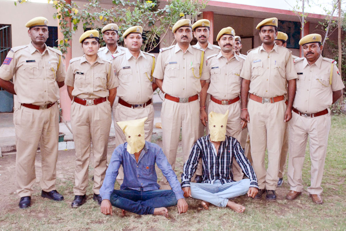 पंद्रह लाख की लूट का पर्दाफाश, दो लुटेरे गिरफ्तार पंद्रह लाख की लूट का पर्दाफाश, दो लुटेरे गिरफ्तार
