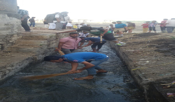 youth of devnagari yuva shakti sangathan cleaning the mandakini nala in sarneshwar sirohi