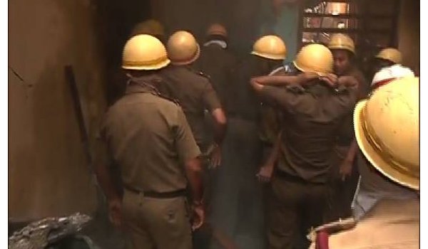 कोलकाता के बडाबाजार में आग लगने से अफरातफरी कोलकाता के बडाबाजार में आग लगने से अफरातफरी