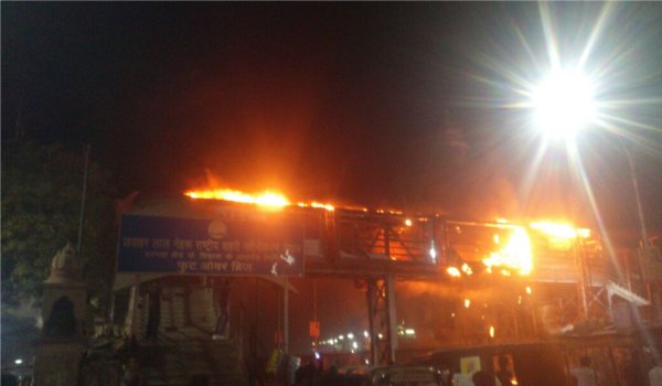 अजमेर रेलवे स्टेशन के बाहर ओवर ब्रिज पर लगी भीषण आग