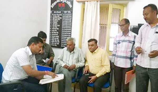दस हजार रुपये की रिश्वत लेते माउण्ट आबू नगर पालिका के एलडीसी को पकडा दस हजार रुपये की रिश्वत लेते माउण्ट आबू नगर पालिका के एलडीसी को पकडा