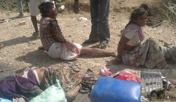 उदयपुर में पिकअप पलटी, तीन महिलाओं सहित सात की मौत उदयपुर में पिकअप पलटी, तीन महिलाओं सहित सात की मौत