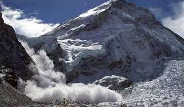 हिमस्खलन की चपेट में आए जवान, एक की मौत दूसरा लापता हिमस्खलन की चपेट में आए जवान, एक की मौत दूसरा लापता