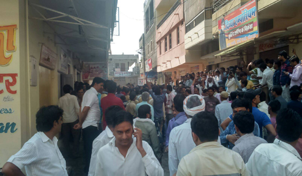 भीनमाल मुख्य बाजार में बंदूक की नोक पर व्यापारी से 9.65 लाख रुपये लूटे भीनमाल मुख्य बाजार में बंदूक की नोक पर व्यापारी से 9.65 लाख रुपये लूटे