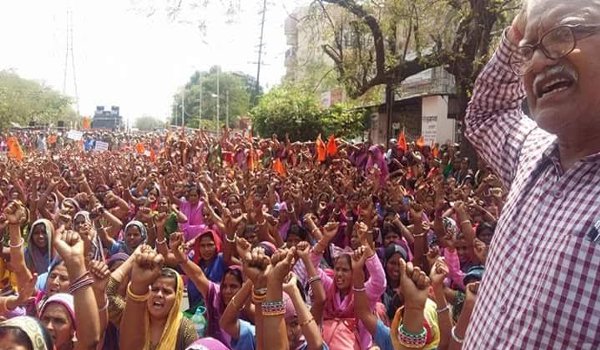 Anganwadi workers held massive rally and protest at assembly in jaipur