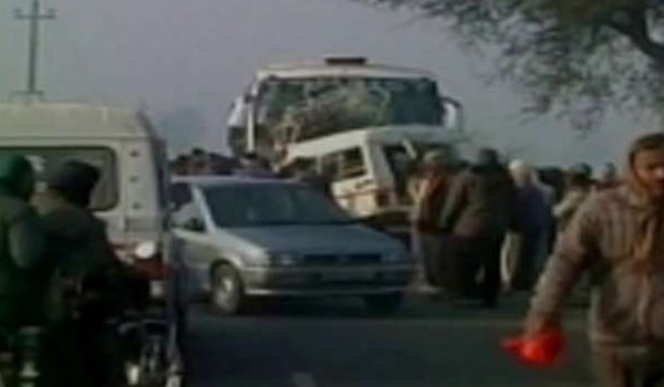 मेरठ : रोडवेज बस व कंटेनर की भिड़त में पांच की मौत