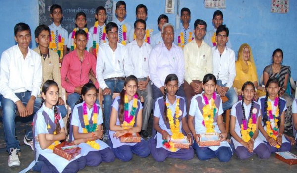 सतगुरु बाल शिक्षण संस्थान में मनाया छात्र विदाई समारोह सतगुरु बाल शिक्षण संस्थान में मनाया छात्र विदाई समारोह