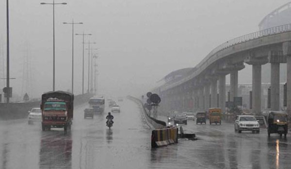 राजधानी दिल्ली को बारिश ने एक बार फिर कराया ठंड का अहसास