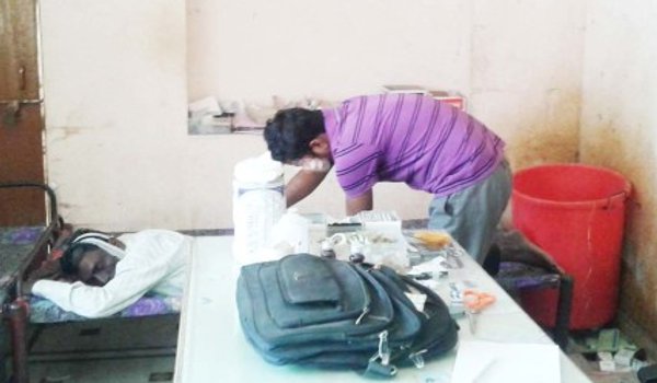 झोलाछाप डाक्टरों के गले पर ‘नाइफ’, खतरे में मरीजों की ‘लाइफ’ झोलाछाप डाक्टरों के गले पर ‘नाइफ’, खतरे में मरीजों की ‘लाइफ’