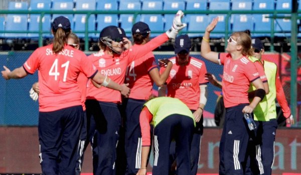 रोमांचक मैच में इंगलैंड ने भारत को दो विकेट से दी मात