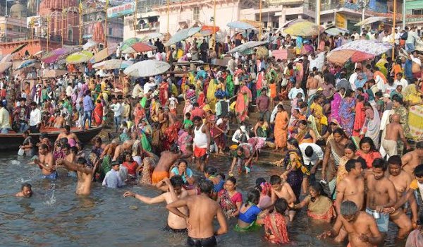 भगवान सूर्य के मोक्ष की कामना के लिए हजारों श्रद्धालुओं ने गंगा में लगाई डुबकी भगवान सूर्य के मोक्ष की कामना के लिए हजारों श्रद्धालुओं ने गंगा में लगाई डुबकी