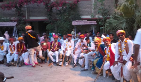 पाली के वृद्धाश्रम में गैर नृत्य का आयोजन, खिले बुजूर्गों के चेहरे