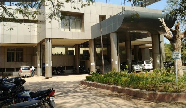 सूरत के नामी स्कूलों को गुजरात बोर्ड का नोटिस, मान्यता पर खतरा सूरत के नामी स्कूलों को गुजरात बोर्ड का नोटिस, मान्यता पर खतरा