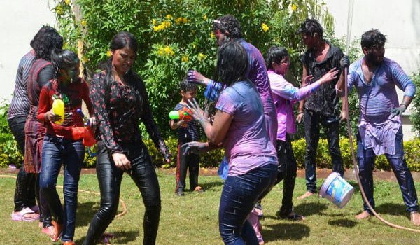 people celebrated colorful Holi festival in bhopal