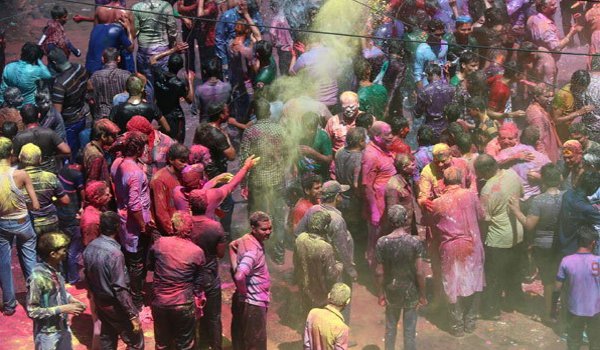 people celebrated colorful Holi festival in bhopal