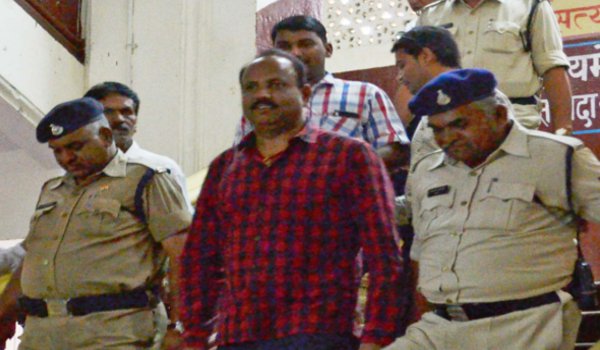 इंदौर प्रेस क्लब के अध्यक्ष प्रवीण खारीवाल हत्या के मामले में अरेस्ट इंदौर प्रेस क्लब के अध्यक्ष प्रवीण खारीवाल हत्या के मामले में अरेस्ट