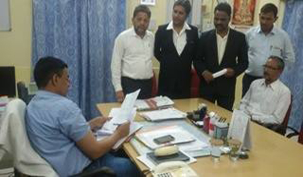 prakash mali presenting memorandum to stop de silting in lakherao talab in sirohi