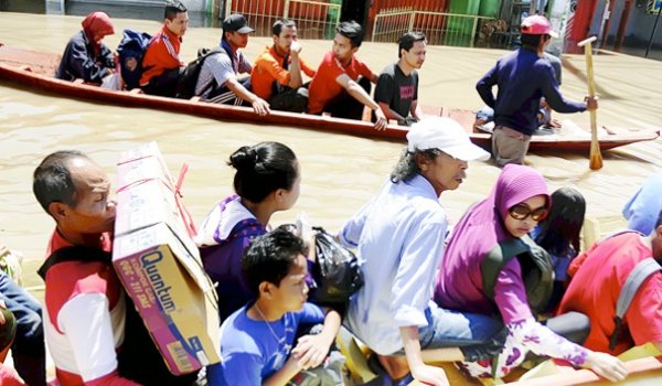 इंडोनेशिया में बाढ़ से हाल बेहाल, हजारों लोग बेघर