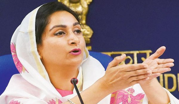 AAP ने डिनर पॉलिसी के नाम पर मचाई लूट : हरसिमरत कौर AAP ने डिनर पॉलिसी के नाम पर मचाई लूट : हरसिमरत कौर