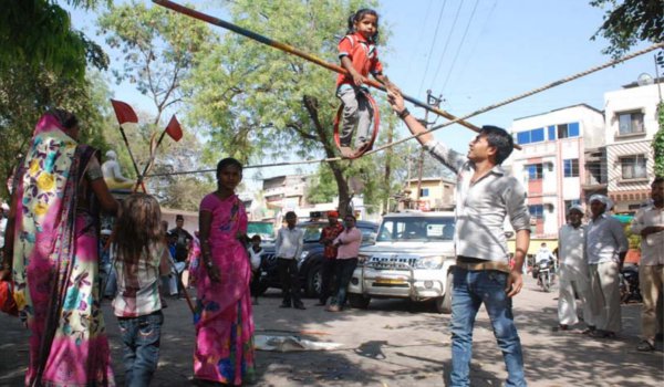 साहब, मजबूरी है पापी पेट रस्सी पर चलाता है