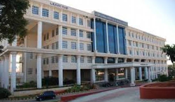 गोल्ड फील्ड मेडिकल कॉलेज के प्रबंधक ताला बंद करके भागे गोल्ड फील्ड मेडिकल कॉलेज के प्रबंधक ताला बंद करके भागे