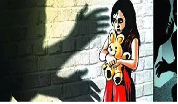 दो बच्चियों को चॉकलेट का प्रलोभन देकर बुजुर्ग ने किया दुष्कर्म दो बच्चियों को चॉकलेट का प्रलोभन देकर बुजुर्ग ने किया दुष्कर्म