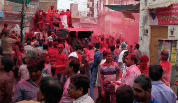 पाली में करोडों की खर्ची बांटने वाले बादशाह का निकला जुलूूस, देखें फोटो पाली में करोडों की खर्ची बांटने वाले बादशाह का निकला जुलूूस, देखें फोटो