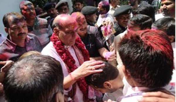 rajnath singh celebrates Holi with staf and party activists