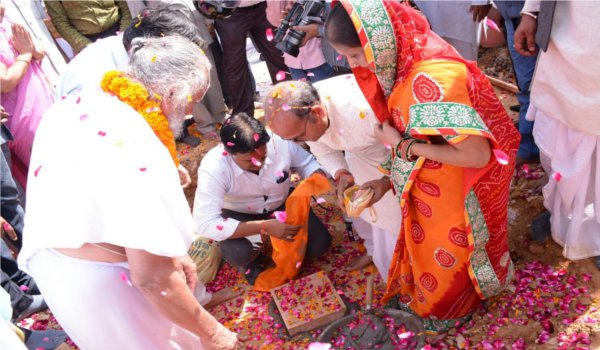 जयपुर में छोटी चौपड स्थित रोजगारेश्वर महादेव मंदिर स्थल पर नींव का पूजन में भाग लेते गणमान्यजन