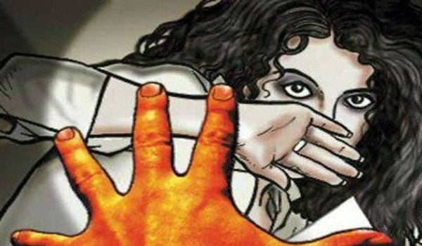 लडक़ी के साथ युवक ने नाले में किया रेप लडक़ी के साथ युवक ने नाले में किया रेप