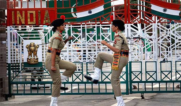 लाहौर ब्लास्ट के बाद अटारी रिट्रीट सैरेमनी स्थल पर रैड अलर्ट लाहौर ब्लास्ट के बाद अटारी रिट्रीट सैरेमनी स्थल पर रैड अलर्ट