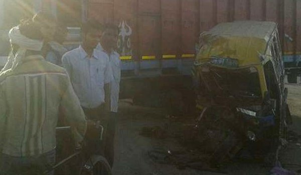 इलाहाबाद में ट्रक व आटो की भिड़न्त में 5 की मौत, आठ घायल इलाहाबाद में ट्रक व आटो की भिड़न्त में 5 की मौत, आठ घायल