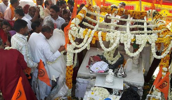 रोजगारेश्वर मंदिर में शिवलिंग की पुन: प्रतिष्ठा, गूंजे बम-बम भोले के जयकारे रोजगारेश्वर मंदिर में शिवलिंग की पुन: प्रतिष्ठा, गूंजे बम-बम भोले के जयकारे