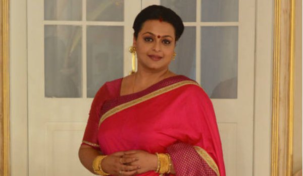 सीरियल के सेट पर गिरकर घायल हुई शिल्पा शिरोडकर सीरियल के सेट पर गिरकर घायल हुई शिल्पा शिरोडकर