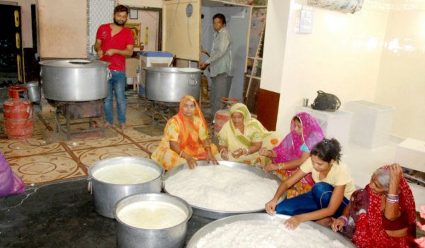 सप्तमी पर सांई को लगाया ठंडे दही और चावल का भोग सप्तमी पर सांई को लगाया ठंडे दही और चावल का भोग