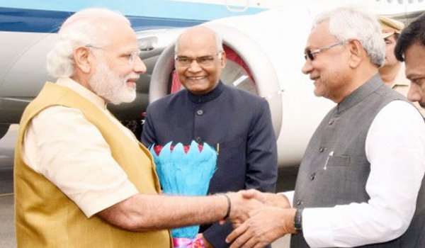 गंगा किनारे पीएम मोदी और नीतीश के तेवर दिखे अलग गंगा किनारे पीएम मोदी और नीतीश के तेवर दिखे अलग