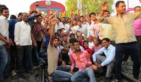 ट्रायल ट्रेन का बेच दिया टिकट, चढ़ने नहीं देने पर यात्रियों ने किया ट्रैक जाम ट्रायल ट्रेन का बेच दिया टिकट, चढ़ने नहीं देने पर यात्रियों ने किया ट्रैक जाम