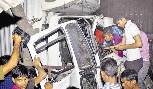 बेकाबू ट्रक की चपेट में आने से 11 मरे, सीएम ने की मुआवजे की घोषणा बेकाबू ट्रक की चपेट में आने से 11 मरे, सीएम ने की मुआवजे की घोषणा
