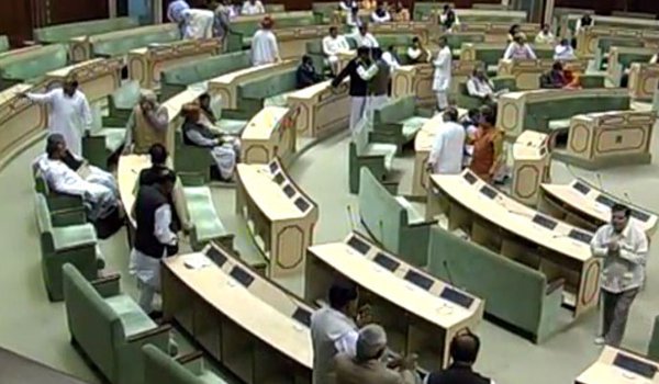 खान घूसकांड पर विधानसभा में हंगामा, कांग्रेस सदस्यों का बहिर्गमन