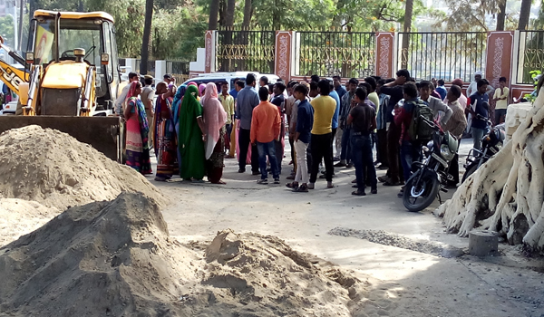 जबरन लाॅरियां लगाने पर प्रशासन ने हटाया, स्ट्रीट वेंडर्स में दिखा आक्रोश जबरन लाॅरियां लगाने पर प्रशासन ने हटाया, स्ट्रीट वेंडर्स में दिखा आक्रोश