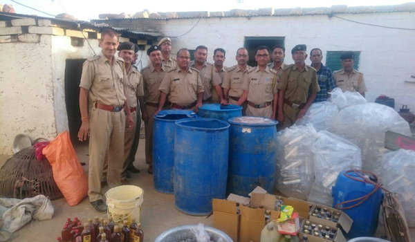 जैसलमेर में पकड़ा शराब का अवैध कारखाना जैसलमेर में पकड़ा शराब का अवैध कारखाना