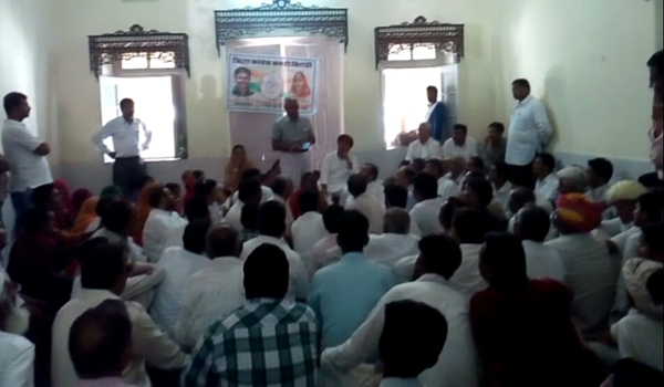 lakshmansingh rawat addresiing meeting