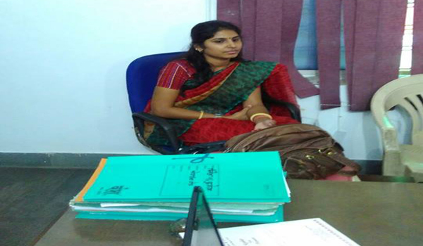 नाथद्वारा नगरपालिका की आयुक्त तनुजा को 15 हजार की रिश्वत लेते पकड़ा नाथद्वारा नगरपालिका की आयुक्त तनुजा को 15 हजार की रिश्वत लेते पकड़ा